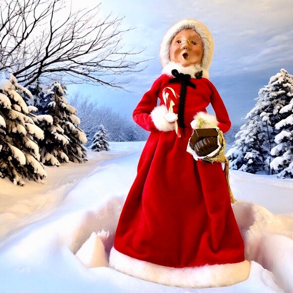 Byers' Choice The Carolers Mrs. Claus with Candy Canes and Chocolate 2009 - Picture 4 of 16
